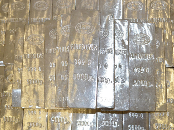 Elszabadult: gátlástalan, duplacsövű puskává változott az ezüst