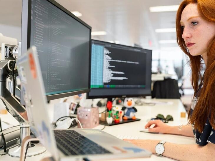 Ez lehet a jövő: mindenki mellett ott figyelhet az AI