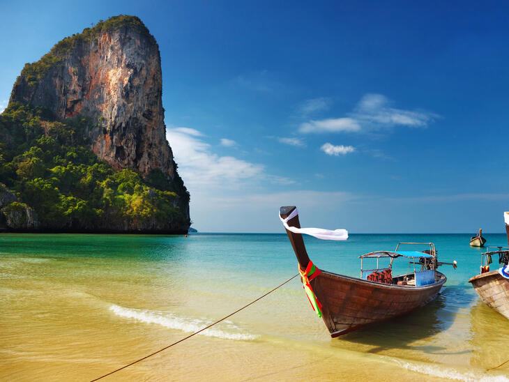 Thaiföld miniszterelnöke feloszlatja a parlamentet, előrehozott választásokra készül