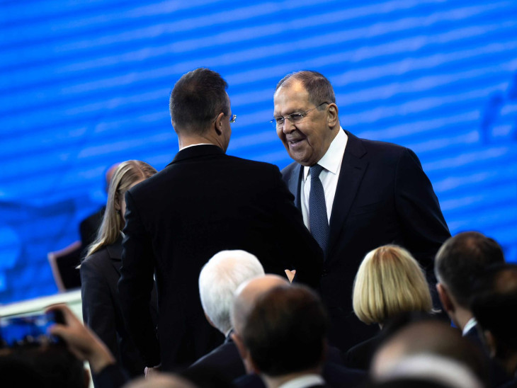 A nap képe: ki nem találja, kivel futott össze Szijjártó Péter Fehéroroszországban