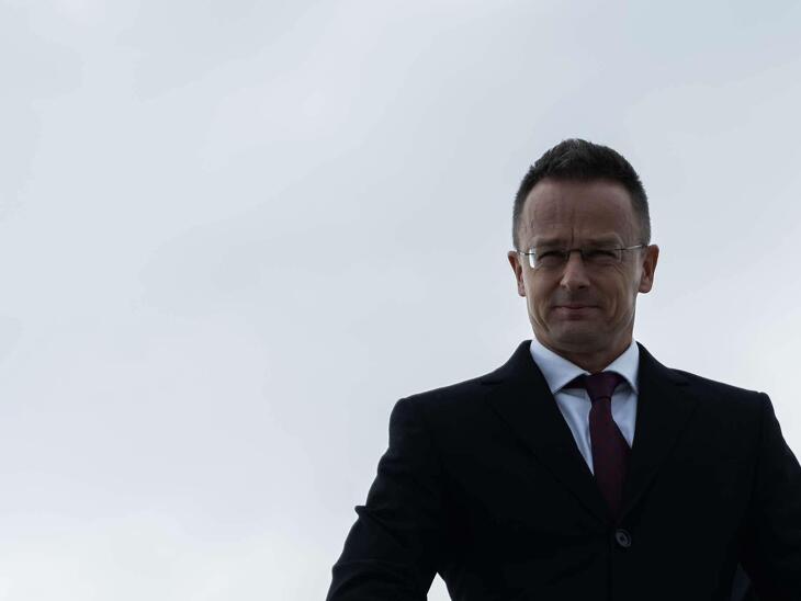 Harcias hangulatban szállt repülőre Szijjártó Péter
