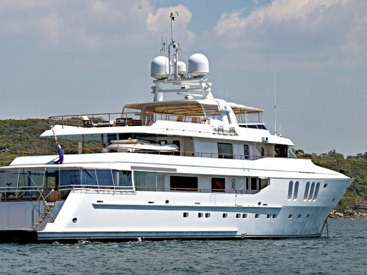 A blokád ellenére orosz szuperjacht kelt át a Hormuzi-szoroson