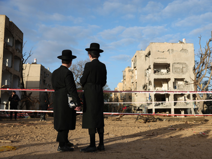 Halálos eső zúdul Izraelre – miért nem tud mit kezdeni a világ legjobb légvédelme a kazettás rakétákkal?