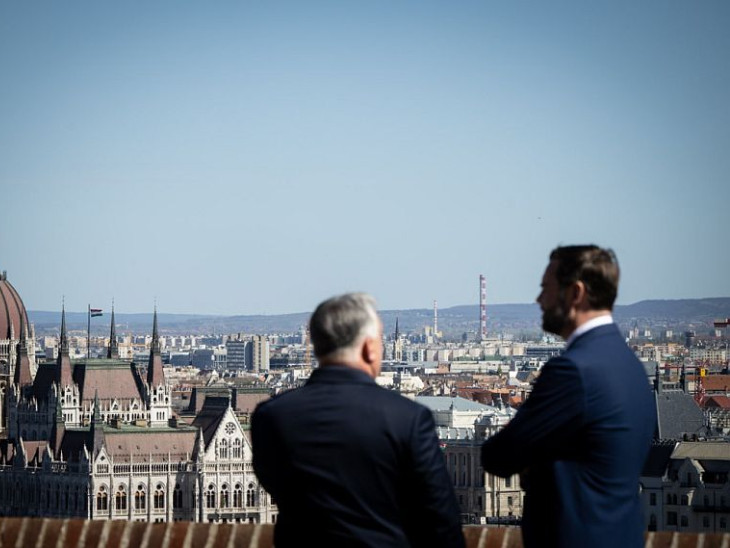 J. D. Vance fejest ugrott a kampányba Orbán Viktor újraválasztásáért