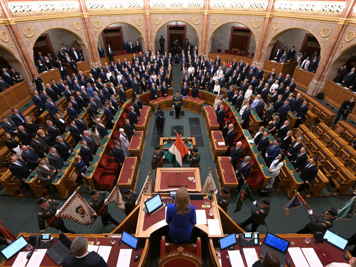 Letették az esküt, hivatalosan is megalakult az új kormány
