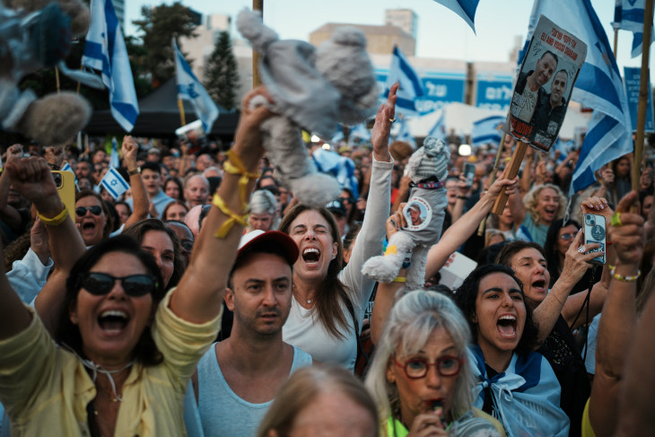 A nap képe: eksztázisban fogadták a hazatérő izraeli túszokat és palesztin foglyokat  