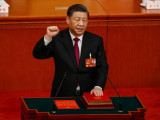 Hszi Csin-ping kínai elnök az Országos Népi Gyűlés, a parlament harmadik plenáris ülésén a pekingi Nagy Népi Csarnokban 2023. március 10-én. A kínai parlament 2952 tagja akkor szavazta meg egyhangúlag, hogy harmadszorra is a 69 éves Hszi Csin-ping legyen Kína elnöke. Más jelölt nem volt.