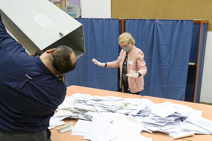 A szavazatszámláló bizottság tagjai megkezdik a szavazatok számlálását a budapesti szavazókörben. Képünk illusztráció, de a gumikesztyű nem az - azt leginkább a leragasztott borítékok miatt kellett felvenni. Fotó: MTI/Szigetváry Zsolt 