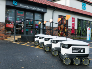 Élelmiszer-kiszállítás robotokkal a nagy-britanniai Leeds városában. Fotós Starship Technolgies