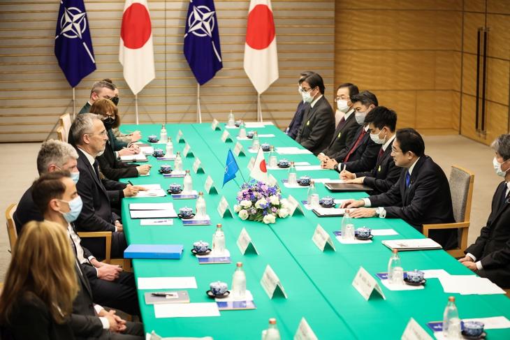 Kisida Fumio japán miniszterelnök (j2) és Jens Stoltenberg NATO-főtitkár (b4) tárgyal Tokióban 2023. január 31-én. Fotó: MTI/EPA/Getty Images/Pool/Aojama Takasi