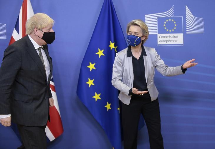 Menjetek csak... Ursula von der Leyen, az Európai Bizottság elnöke és Boris Johnson brit miniszterelnök 2020. decemberében. MTI/EPA pool/Olivier Hoslet
