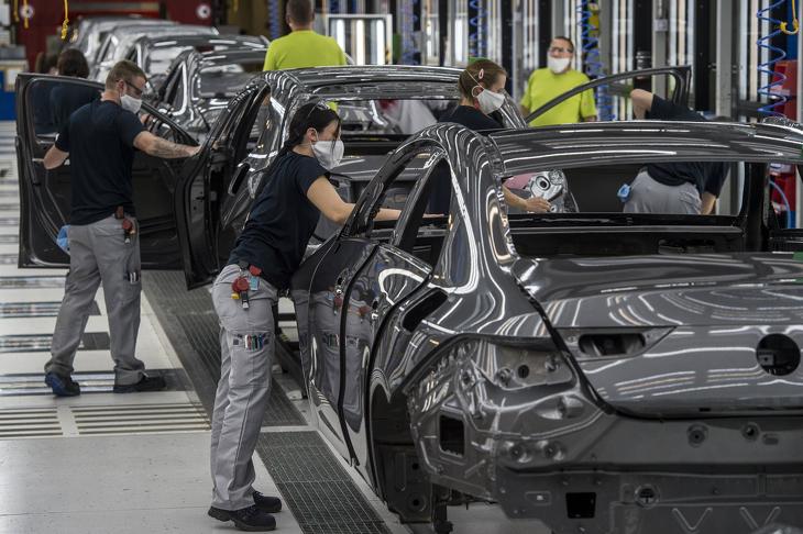 Dolgozók a Mercedes-Benz kecskeméti gyárában (korábbi felvétel). Fotó: MTI/Ujvári Sándor