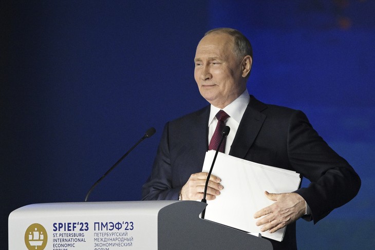 Van egy terve, ami elvezethet a győzelemnek eladható békéhez? Vlagyimir Putyin orosz elnök beszédének végén távozik a pódiumról a 26. Szentpétervári Nemzetközi Gazdasági Fórum plenáris ülésén 2023. június 16-án. Fotó: MTI/AP/RIA Novosztyi/Alekszej Danyicsev 