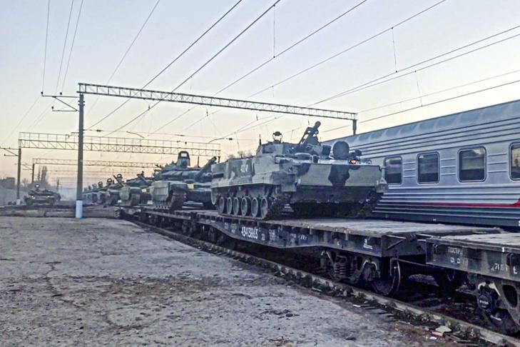 Vasúti szerelvényekre helyezett harcjárművek Dél-Oroszországban 2022. február 15-én. (Fotó: MTI/AP/Russian Defense Ministry Press Service/Orosz védelmi minisztérium)