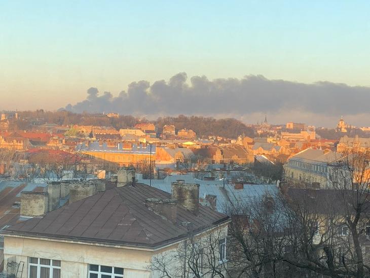 A robbanások utáni füstfelhő a lvivi repülőtérnél. Fotó: BBC/Yalda Hakim