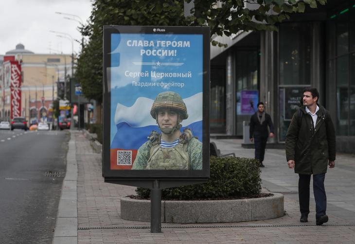 Egy katonát ábrázoló plakát Dicsőség Oroszország hőseinek! felirattal Moszkvában, Oroszországban. Fotó: MTI/EPA/Yuri Kochetkov