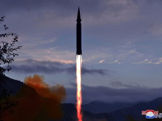 Az elmúlt időszakban a rakétakísérletek révén szerepelt Észak-Korea a legtöbbször a hírekben. Fotó: MTI/EPA/KCNA