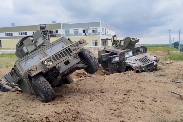 A támadáshoz használt katonai járművek (állítólag amerikai gyártmányú Humvee-k) a Belgorodi területen Oroszországban 2023. május 23-án. Fotó: EPA/RUSSIAN DEFENCE MINISTRY PRESS SERVICE