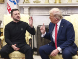  Donald Trump amerikai elnök (j) ukrán partnerét, Volodimir Zelenszkijt fogadja a washingtoni Fehér Ház Ovális Irodájában 20025. február 28-án. 