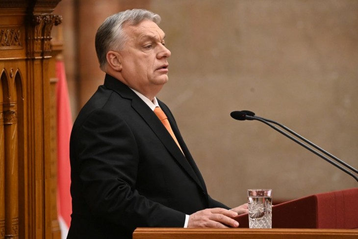 Orbán Viktor az Országgyűlés előtt beszélt. Fotó: MTI/Máthé Zoltán