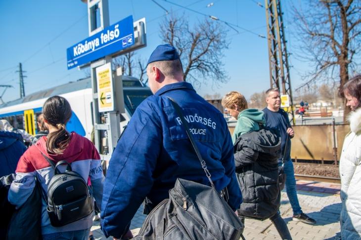 A menekülteket Budapesten a BOK csarnokba kísérik. Fotó: police.hu