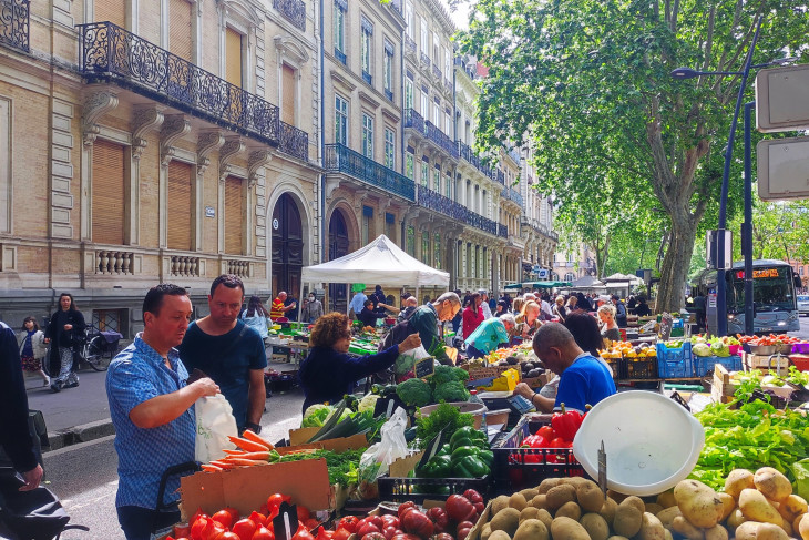 Termelői piac a sugárúton Toulouse-ban