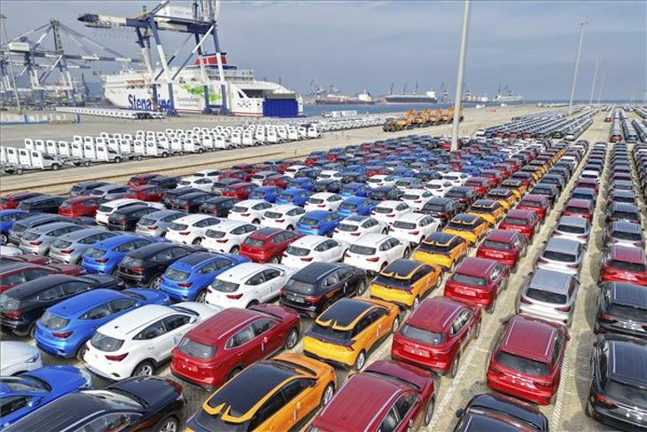 Exportra készült új gépjárművek sorakoznak a Santung tartománybeli Jantaj kikötőjében. Fotó: MTI/AP/Chinatopix