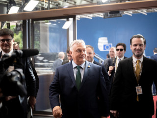 n Orbán Viktor miniszterelnök (k) érkezik az Európai Unió nem hivatalos csúcstalálkozójára Brüsszelben 2024. június 17-én. Jobbról Havasi Bertalan, a kormányfő sajtófőnöke. 