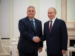 Eltűnt a gigantikus fehér asztal, Putyin egy tükör előtt tárgyalt Orbán Viktorral