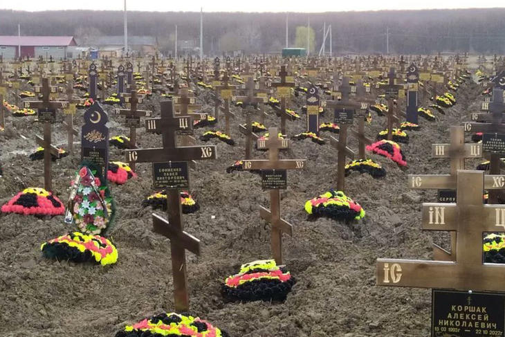 A Putyinhoz hű Wagner-zsoldoshadsereg is sok embert veszített már, ez a kép  az Ukrajnában elesetteknek létesített egyik eldugott oroszországi temetőben készült. Fotó: Twitter