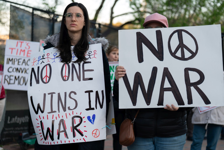  Az Irán elleni amerikai-izraeli háború befejezését követelik tüntetők a washingtoni Fehér Ház közelében 2026. április 7-én, amikor Irán és az Egyesült Államok kéthetes azonnali tűzszünetben állapodott meg egymással. A felek április 10-én ültek tárgyalóasztalhoz a pakisztáni fővárosban, Iszlámábádban - a tárgyalások azonban kudarcba fulladtak.  