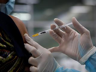 Koronavírus: megduplázódott a háromszor beoltottak száma