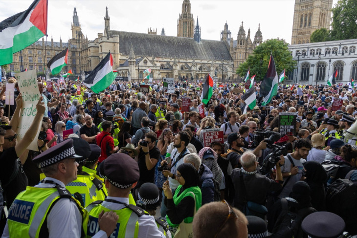 Palesztinpárti tüntetés a londoni Parlament téren 2025. szeptember 6-án