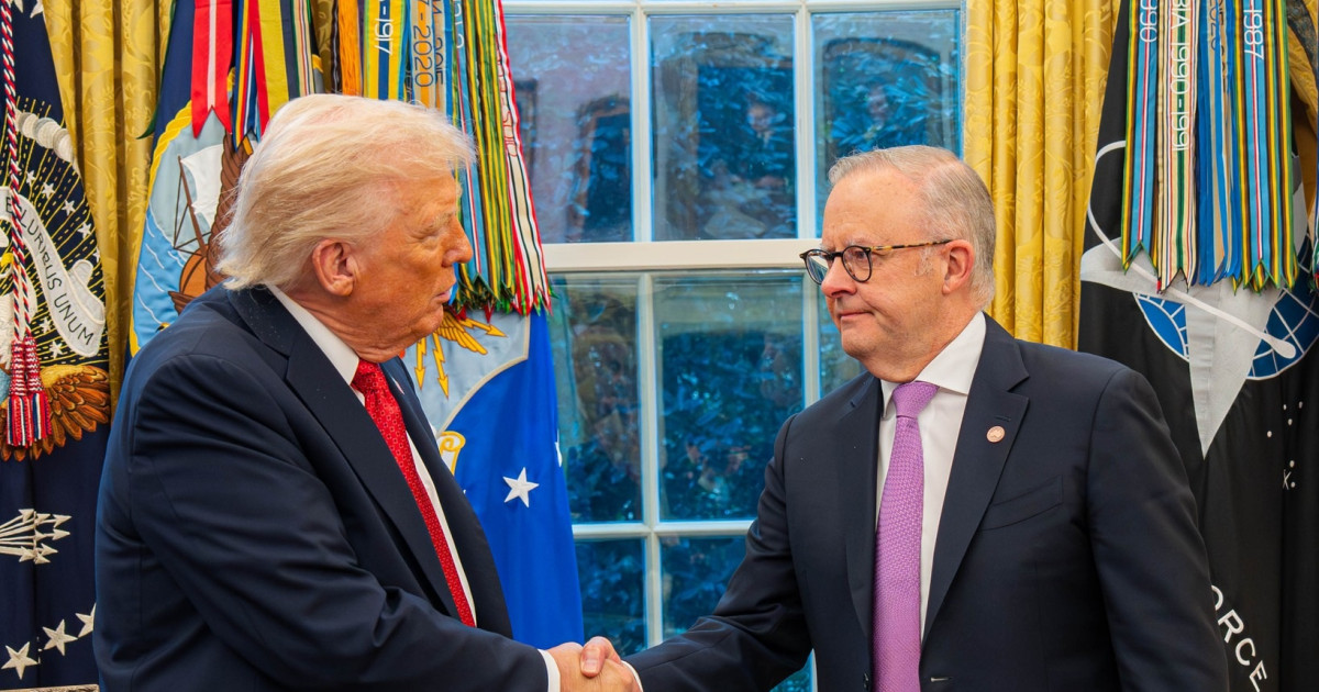 Donald Trump amerika elnök Anthony Albanese ausztál miniszterelnök tenyerébe csap, hogy Kínaban is hallják