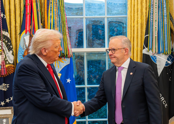 Donald Trump amerika elnök Anthony Albanese ausztál miniszterelnök tenyerébe csap, hogy Kínaban is hallják