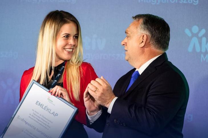 A nap képe: csinos szőkének tapsol Orbán Viktor     