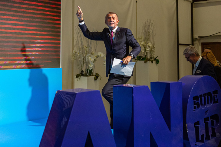 Andrej Babis az ANO választási győzelmének bejelentésére érkezik a párt prágai kampányközpontjában 2025. október 4-én - de nem egyenes útja vezet a kormányfői székbe?  
