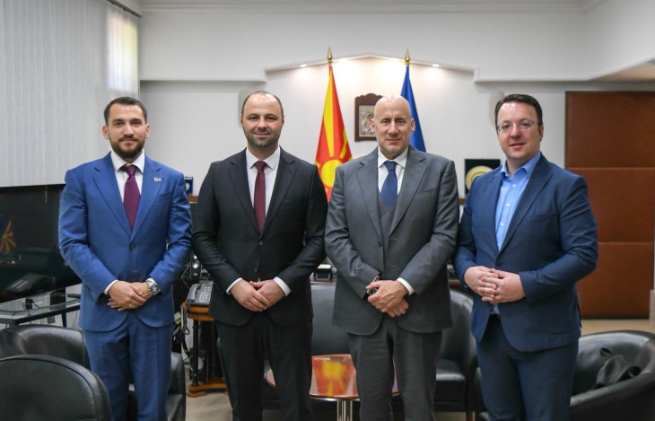 Alexander Nikoloski észak-macedón miniszterelnök-helyettes (a kép jobb oldalán), valamint Vlado Misajlovski védelmi miniszter (a képen középen, Jászai Gellért mellett) és Sárhegyi István