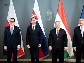 Több miniszterelnök is kikelt Magyarország ellen