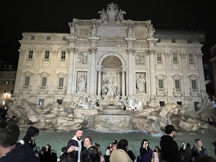  A Trevi-kút esti díszkivilágításban