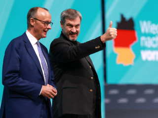 Friedrich Merz, az ellenzéki német Kereszténydemokrata Unió, a CDU elnöke és frakcióvezetője a CDU/CSU kancellárjelöltje (b) és Markus Söder bajor tartományi miniszterelnök, a Keresztényszociális Unió, a CSU elnöke egy berlini CDU-rendezvényen 2025. február 3-án. 