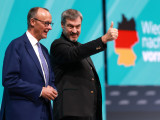 Friedrich Merz, az ellenzéki német Kereszténydemokrata Unió, a CDU elnöke és frakcióvezetője a CDU/CSU kancellárjelöltje (b) és Markus Söder bajor tartományi miniszterelnök, a Keresztényszociális Unió, a CSU elnöke egy berlini CDU-rendezvényen 2025. február 3-án. 