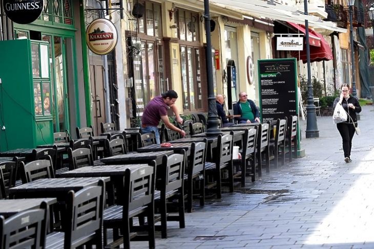 Egy étterem terasza Bukarestben 2020. május 15-én. EPA/ROBERT GHEMENT