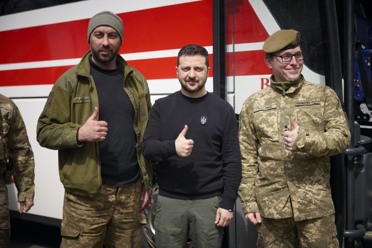 Volodimir Zelenszkij ukrán elnök ukrán katonák társaságában a kelet-ukrajnai Donyecki területen húzódó front közelében lévő Avdiivkában 2023. április 18-án, az Ukrajna elleni orosz háború alatt. Fotó: MTI/AP/Ukrán elnöki sajtószolgálat