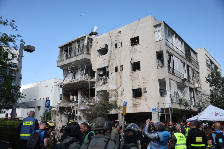 Iráni rakéta becsapódásának helyszíne egy tel-avivi lakónegyedben 2026. március 24-én.

