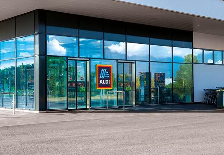 Az áruházi dolgozók kezdő bére idén sem éri el az országos mediánbért