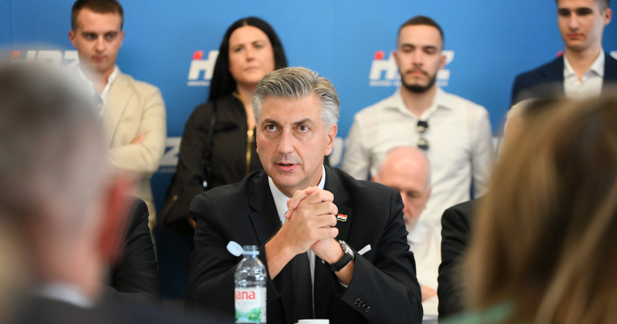 Andrej Plenkovic horvát kormányfő összeteszi a kezét