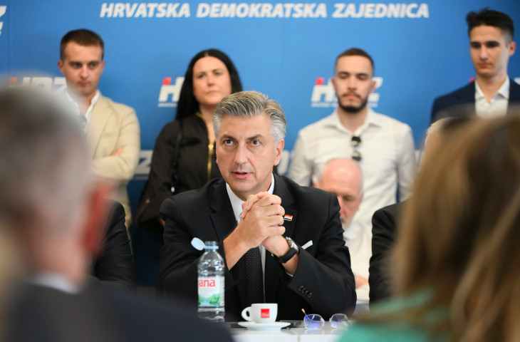 Andrej Plenkovic horvát kormányfő összeteszi a kezét