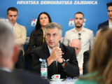 Andrej Plenkovic horvát kormányfő összeteszi a kezét