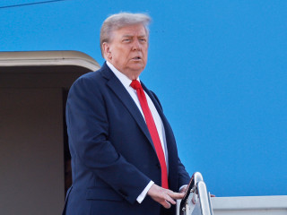 Donald Trump amerikai elnök a marylandi Andrews légitámaszponton, mielőtt az alaszkai fővárosba, Anchorage-ba, az orosz-amerikai csúcstalálkozóra indul 2025. augusztus 15-én. Vlagyimir Putyin orosz és Donald Trump amerikai elnök az ukrajnai háború rendezéséről tanácskozik augusztus 15-én az anchorage-i Elmendorf-Richardson katonai bázison. 